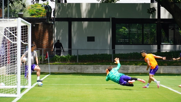 12일(현지시간) 한국 축구 국가대표팀이 멕시코 과달라하라 인근의 사포판 치바스 바예 베르데 훈련장에서 진행한 회복훈련 모습. 미니게임에서 황희찬의 슈팅을 송범근이 선방하고 있다. 2026.6.12 /과달라하라(멕시코) 이영선기자 zero@kyeongin.com