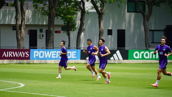 12일(현지시간) 한국 축구 국가대표팀이 멕시코 과달라하라 인근의 사포판 치바스 바예 베르데 훈련장에서 진행한 회복훈련 모습. 왼쪽부터 김문환, 황희찬, 양현준. 2026.6.12 /과달라하라(멕시코) 이영선기자 zero@kyeongin.com
