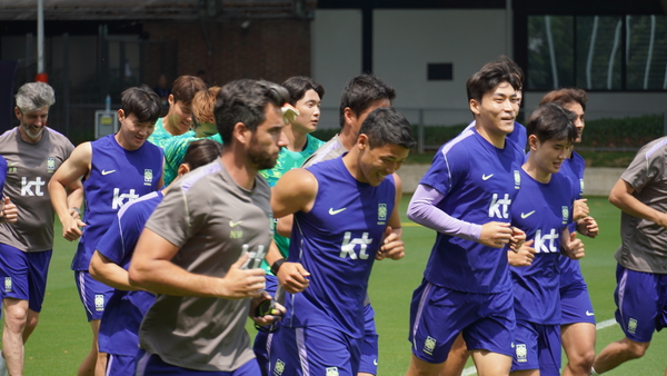 12일(현지시간) 한국 축구 국가대표팀이 멕시코 과달라하라 인근의 사포판 치바스 바예 베르데 훈련장에서 진행한 회복훈련 모습. 황희찬과 박진섭, 김진규 등이 웃으며 조깅하고 있다. 2026.6.12 /과달라하라(멕시코) 이영선기자 zero@kyeongin.com