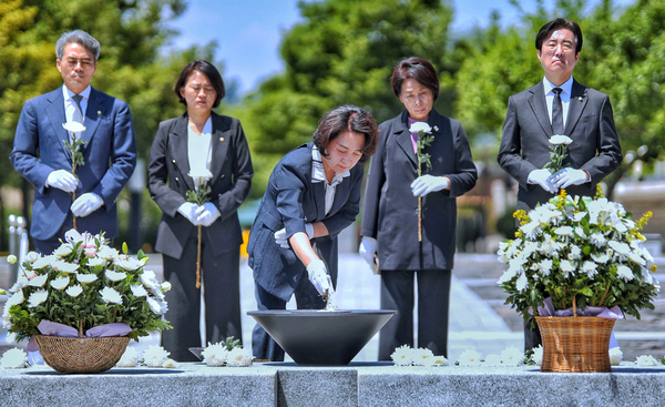 추미애 경기도지사 당선자가 지난 13일 경남 김해 고(故) 노무현 전 대통령 묘역에서 참배하고 있다. 2026.6.13 /추미애 당선자측 제공