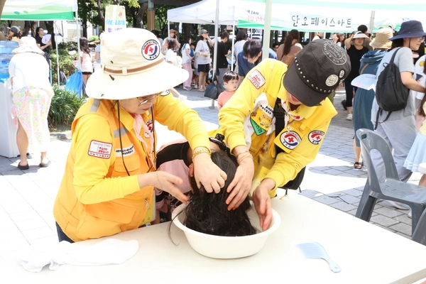 지난 13일 오후 하나문화원 옆 공원에서 열린 ‘제14회 하남 단오축제’ 체험부스에서 한 어린이가 창포물에 머리를 감고 있다.  이날 행사에는 하남시민 5천여명이 참가해 전통줄타기 공연, 창포물 머리 감기, 널뛰기, 그네 타기 등 다양한 단오체험을 즐겼다. 2026.6.13 하남/문성호기자 moon23@kyeongin.com