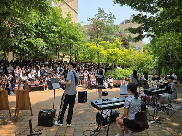 용인 포곡고등학교 학생들이 ‘루덴스 아트 페스티벌’에 참여하고 있다. /포곡고 제공
