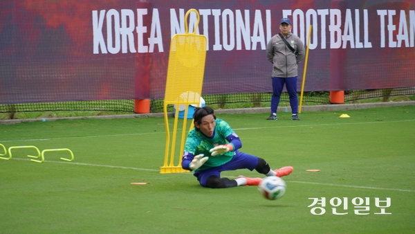 14일(현지시간) 멕시코 과달라하라 인근 사포판의 치바스 바예 베르데 훈련장에서 한국 골키퍼 김승규가 선방 훈련을 소화하고 있다. 2026.6.14 /과달라하라(멕시코) 이영선기자 zero@kyeongin.com