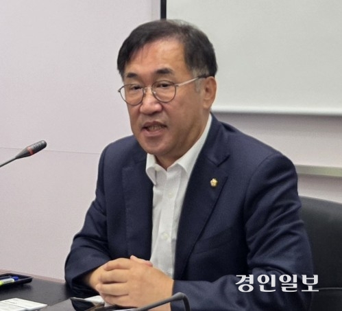 민선 9기 인천시장직 인수위원장을 맡은 더불어민주당 맹성규 남동구갑 국회의원이 15일 오전 11시 송도국제도시 G타워 28층 기자실에서 기자 간담회를 열었다. 2026.6.15 /김희연기자 khy@kyeongin.com