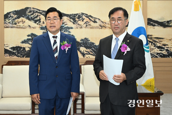 박찬대 인천시장 당선자(왼쪽)와 맹성규 인수위원장이 10일 기자 브리핑에서 민선 9기 인천시장직 인수위원회 구성 이유와 목표 등에 대해 설명하고 있다. 2026.6.10 /조재현기자 jhc@kyeongin.com