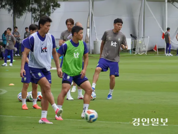 14일(현지시간) 멕시코 과달라하라 인근 사포판의 치바스 바예 베르데 훈련장에서 미니게임을 소화하고 있는 조규성과 황희찬을 홍명보 감독이 지켜보고 있다. 2026.6.14 /과달라하라(멕시코) 이영선기자 zero@kyeongin.com