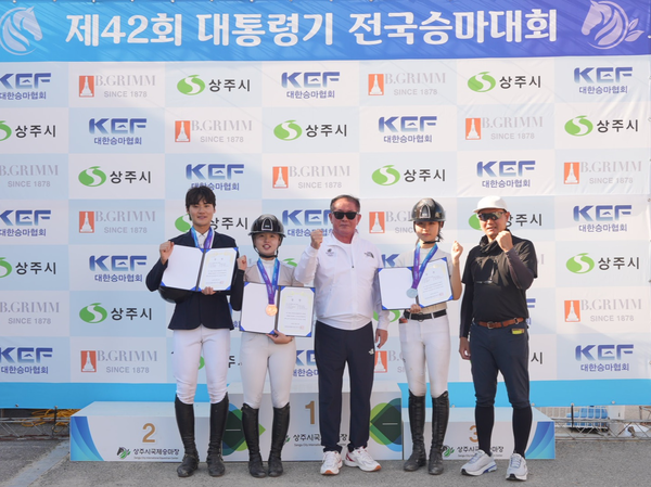 경기도승마협회 GEF승마단 소속 이기주와 이예진이 제42회 대통령기승마대회에서 금메달을 목에 걸었다. 2026.6.14 /경기도승마협회 제공