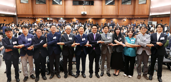 15일 오전 수원 경기아트센터 컨벤션홀에서 열린 민선 6기 경기도교육감직 인수위원회 출범식에서 안민석 경기도교육감 당선자와 인수위원장인 김상곤 전 교육부 장관 등 참석자들이 기념 촬영하고 있다. 2026.6.15 /민선 6기 경기도교육감직 인수위원회 제공