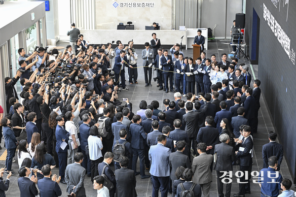 15일 오후 수원시 영통구 경기신용보증재단에서 열린 경기도지사 당선자  ‘공정·혁신·포용 경기준비위원회’ 출범식에서 추미애 당선자를 비롯한 김태년 경기준비위원회 위원장, 김영진 경기준비위원회 부위원장, 김승원 경기도당위원장 등  내빈들이 현판식을 하고 있다. 2026.6.15 /임열수기자 pplys@kyeongin.com