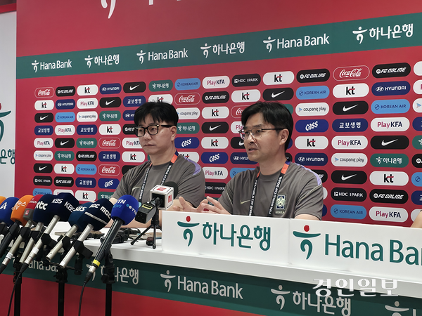 15일(현지시간) 한국 축구 국가대표팀 송준섭 축구대표팀 수석주치의(왼쪽)와 한덕현 멘털 코치가 멕시코 과달라하라 인근 사포판의 치바스 벨레 베르데에서 취재진과 만나 선수들의 멘털 코칭 과정을 설명하고 있다. 2026.6.15 과달라하라(멕시코)/이영선 기자 zero@kyeongin.com