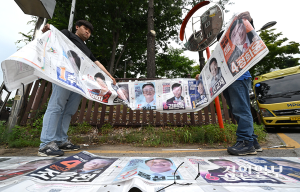 제9회 전국동시지방선거 다음 날인 지난 4일 수원시 영통구 동수원중학교 일대에서 벽보 철거업체 관계자들이 선거 벽보를 철거하고 있다. 2026.6.4 /최은성기자 ces7198@kyeongin.com