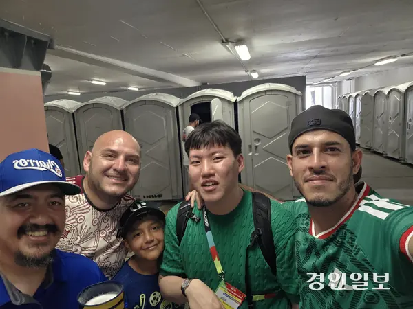 미국 로스앤젤레스에서 멕시코 과달라하라로 온 멕시코인들과의 기념 촬영. 왼쪽부터 뤼네이, 빅토르, 로이스, 이영선 기자, 오마르. 2026.6.15 과달라하라(멕시코)/이영선 기자 zero@kyeongin.com
