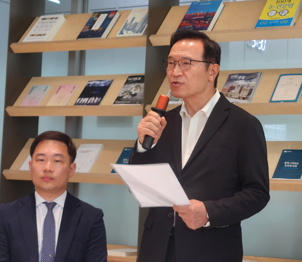 16일 경기도교육청 남부청사에서 임태희 경기도교육감이 이번 지방선거에 대한 선거 소청 및 증거보전신청을 한다는 내용을 발표하고 있다. /김형욱기자 uk@kyeongin.com