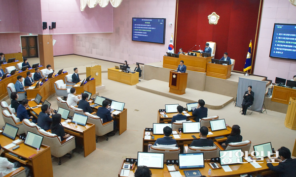 17일 오전 진행된 제311회 안양시의회 임시회 제1차 본회의에서 최대호 안양시장이 제2회 추가경정예산안에 대한 제안설명을 하고 있다. 2026.6.17 안양/박상일기자 metro@kyeongin.com
