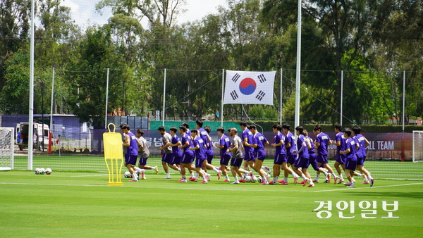 15일(현지시간) 멕시코 과달라하라 인근 사포판의 치바스 바예 베르데 훈련장에서 한국 축구 국가대표팀이 러닝하고 있다. 2026.6.15 /과달라하라(멕시코) 이영선기자 zero@kyeongin.com