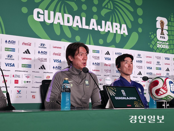 홍명보 한국 축구 국가대표팀 감독(왼쪽)이 17일(현지시간) 멕시코 사포판의 과달라하라 스타디움에서 열린 2026 FIFA 북중미 월드컵 멕시코전 공식 기자회견에서 말하고 있다. 2026.6.17 /과달라하라(멕시코) 이영선기자 zero@kyeongin.com
