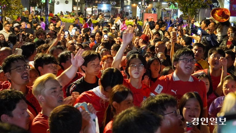17일(현지시간) 멕시코 과달라하라의 플라자 과달라하라 분수대로에서 열린 붉은악마 게릴라 장외 응원전에서 한국 팬들이 응원하고 있다. 2026.6.17 /과달라하라(멕시코) 이영선기자 zero@kyeongin.com