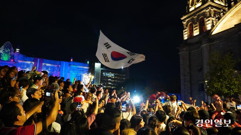 17일(현지시간) 멕시코 과달라하라의 플라자 과달라하라 분수대로에서 열린 붉은악마 게릴라 장외 응원전에서 한국 팬들이 태극기를 휘날리며 응원하고 있다. 2026.6.17 /과달라하라(멕시코) 이영선기자 zero@kyeongin.com