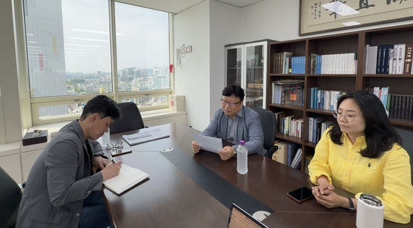 지난 11일 인천본사 편집국장실에서 열린 독자위원회에서 독자위원들과 목동훈 인천 편집국장이 지난달 경인일보 지면에 실린 기사들에 대해 이야기하고 있다. 2026.6.11 /백효은기자 100@kyeongin.com