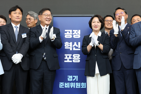 15일 오후 수원시 영통구 경기도신용보증센터에서 열린 추미애 경기도지사 당선자 공정·혁신·포용 경기준비위원회 출범식에서 (왼쪽부터)김영진 경기준비위원회 부위원장, 김태년 경기준비위원회 위원장, 추미애 당선자, 김승원 경기도당위원장이 현판식을 마친 후 기념촬영을 하고 있다. 2026.6.15 /임열수기자 pplys@kyeongin.com