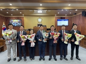 [화보] 제9대 가평군의회 마지막 임시회 폐회… 군의회·집행부 각각 감사패·공로패 전달