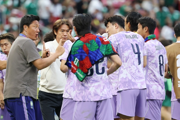 18일(현지시간) 멕시코 사포판 과달라하라 스타디움에서 열린 2026 북중미 월드컵 A조 2차전 한국과 멕시코의 경기. 선수들이 경기 중간 하이드레이션 브레이크  때 물을 마시며 홍명보 감독의 지시를 받고 있다. 2026.6.19 /사포판[멕시코 할리스코주]=연합뉴스