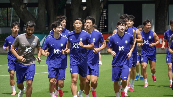 19일(현지시간) 멕시코 과달라하라 인근의 사포판 치바스 바예 베르데 훈련장에서 황희찬, 조규성, 배준호 등이 조깅하며 회복훈련을 소화하고 있다. 2026.6.19 /과달라하라(멕시코) 이영선기자 zero@kyeongin.com