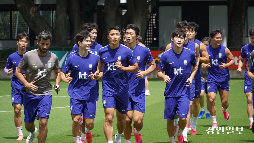19일(현지시간) 멕시코 과달라하라 인근의 사포판 치바스 바예 베르데 훈련장에서 황희찬, 조규성, 배준호 등이 조깅하며 회복훈련을 소화하고 있다. 2026.6.19 /과달라하라(멕시코) 이영선기자 zero@kyeongin.com