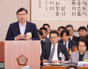 이화영, ‘연어 술파티’ 위증 유죄… 국민참여재판서 징역 4월