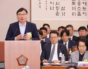 이화영, ‘연어 술파티’ 위증 유죄… 국민참여재판서 징역 4월