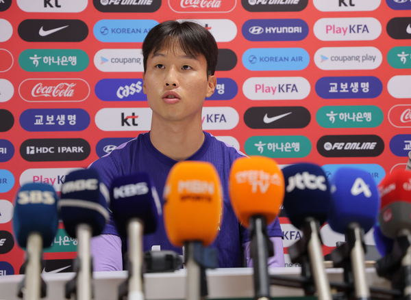 멕시코와 2026 북중미 월드컵 A조 조별리그 2차전을 치른 한국 축구 국가대표팀 엄지성이 19일(현지시간) 멕시코 과달라하라 인근 사포판의 치바스 바예 베르데에서 훈련을 하기 앞서 취재진 질문에 답변하고 있다. 2026.6.20 /사포판[멕시코 할리스코주]=연합뉴스