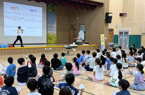 지난 13일 종이비행기 국가대표 이승훈 선수가 삼미초등학교 체육관에서 열린 창의융합 체험학습에서 교육원 학생들에게 직접 튜닝한 종이비행기로 시범을 선보이고 있다. /화성오산교육지원청 제공