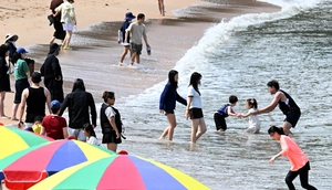 [포토] 왕산해수욕장 ‘첫 풍덩’
