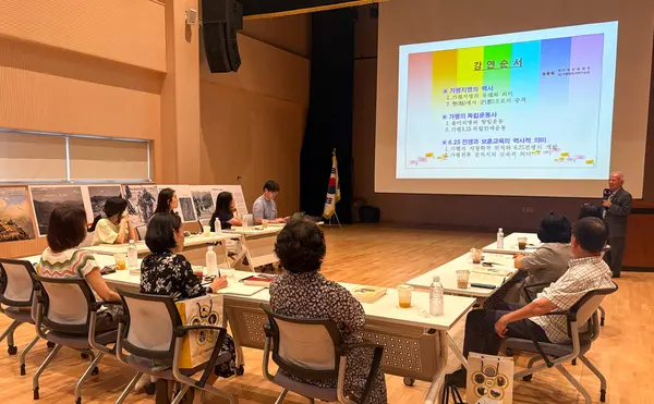지난 17일 정용칠 가평문화원장이 지역 독립운동사, 보훈 교육 교사 연수에서 강연을 하고 있다. /가평교육지원청 제공
