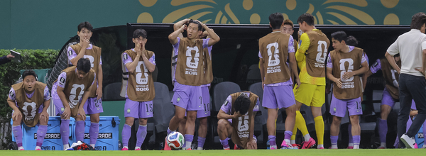 지난 18일(현지시간) 멕시코 사포판 과달라하라 스타디움에서 열린 2026 북중미 월드컵 A조 2차전 한국과 멕시코의 경기. 한국의 조규성이 경기 후반 멕시코 골문을 향해 날린 회심의 헤딩슛을 멕시코 골키퍼 라울 랑헬이 막아내자 손흥민을 비롯한 한국팀 선수들이 아쉬워 하고 있다.  2026.6.19 /사포판[멕시코 할리스코주]=연합뉴스