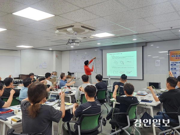 지난 19일 오전 인천 부평구 대한산업안전협회 중부지역본부 교육장에서 교육생들이 안전끈(생명줄)의 매듭을 짓는 방법을 배우고 있다. 2026.06.19 /유진주기자 yoopearl@kyeongin.com