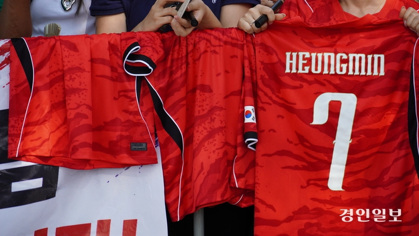 21일(현지시간) 멕시코 몬테레이의 한국 축구 국가대표팀 숙소 앞에서 축구 팬들이 대표팀을 기다리고 있다. 사진은 팬들이 사인을 받기 위해 준비한 유니폼. 2026.6.21 /몬테레이(멕시코) 이영선기자 zero@kyeongin.com