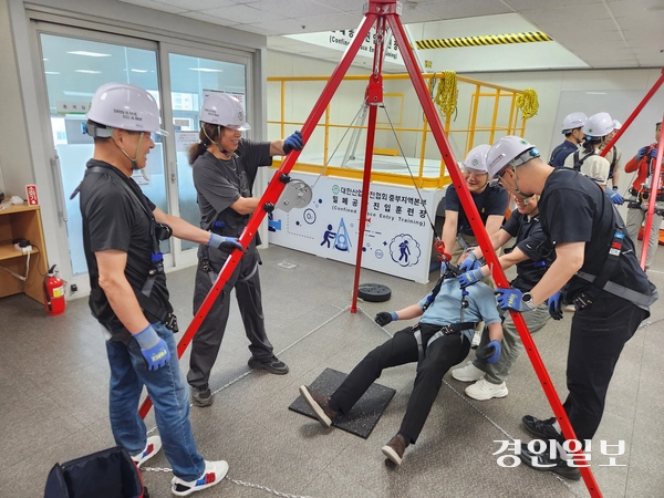 지난 19일 오전 인천 부평구 대한산업안전협회 중부지역본부 교육장에서 교육생들이 맨홀 구조용 삼각대를 이용해 구조 작업 실습을 하고 있다. 2026.06.19 /유진주기자 yoopearl@kyeongin.com