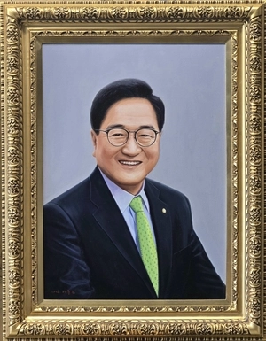 국회박물관에 걸린 우원식 초상화…작가는 노무현 초상화 그린 이종구