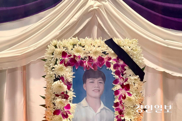 베트남 응에안 현지에 마련된 뚜안씨 빈소의 영정사진. 가족과 이웃, 마을 주민들이 빈소를 지키며 고인의 귀향을 애타게 기다리고 있다. /유족 제공