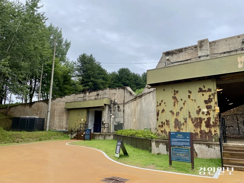 캠프 그리브스 탄약고 내에 전시 중인 연진영 작가의 ‘주름진 서식지’. 2026.6.20 /강기정기자 kanggj@kyeongin.com