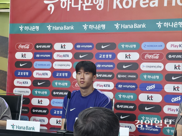 이한범이 22일(현지시간) 대표팀 훈련장이 있는 멕시코 몬테레이 유니버시티 스타디움에서 열린 인터뷰에 참여하고 있다. 2026.6.22 몬테레이(멕시코)/이영선 기자 zero@kyeongin.com