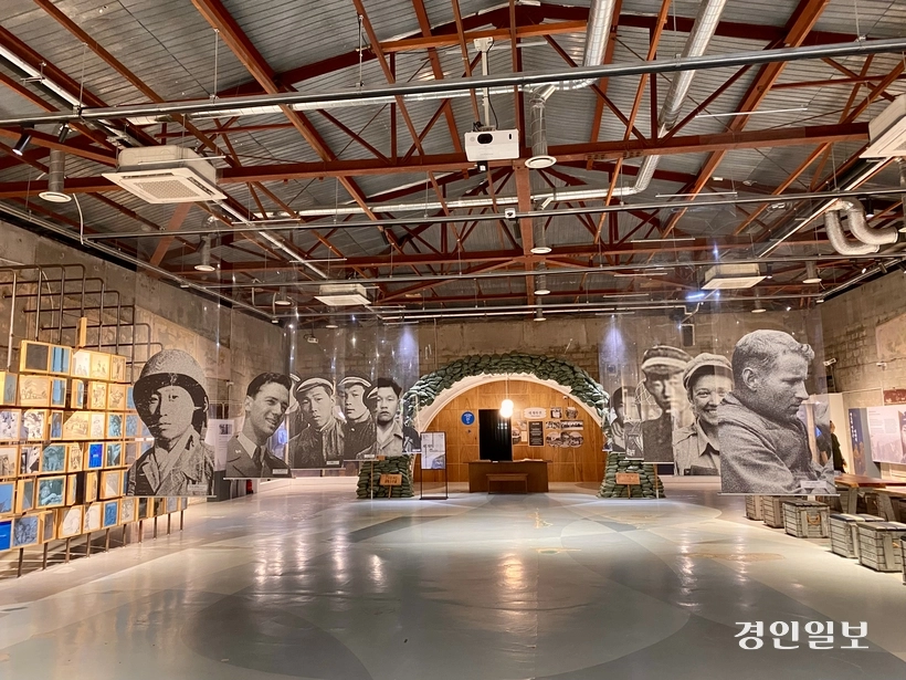 캠프 그리브스 옛 볼링장은 전시 공간인 ‘갤러리 그리브스’로 쓰이고 있다. 한국전쟁 발발 73주년을 기념해 관련 전시가 진행 중인 모습. 2026.6.20 /강기정기자 kanggj@kyeongin.com