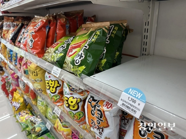 수원시 인계동의 한 편의점에서 ‘NEW 농심 육포깡 매콤한맛(55g)’이 품절돼 매대가 텅 비어 있다. 2026.6.23 /목은수기자wood@kyeongin.com