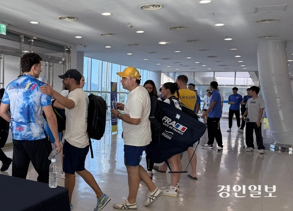 23일 인천문학박태환수영장에서 열린 제24회 CMAS 세계핀수영대회 개막식이 끝난 뒤 모노핀을 들고 이동 중인 선수들. 2026.6.23/백효은기자100@kyeongin.com모노핀을 들고 이동 중인 핀수영 선수들.
