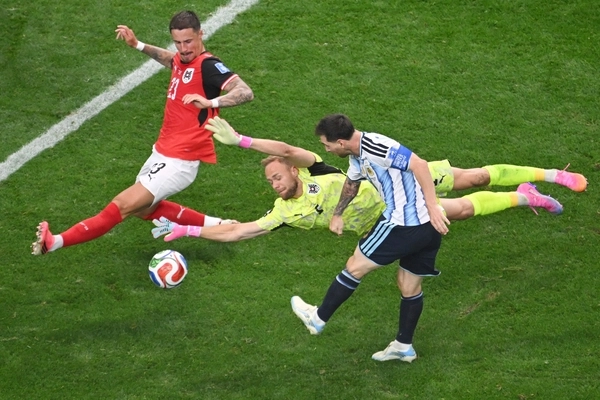 아르헨티나 리오넬 메시가 22일(현지시간) 미국 텍사스주 댈러스 스타디움에서 열린 2026 FIFA(국제축구연맹) 북중미 월드컵 오스트리아의 경기에서 2번째 골을 터뜨리고 있다. /AP=연합뉴스