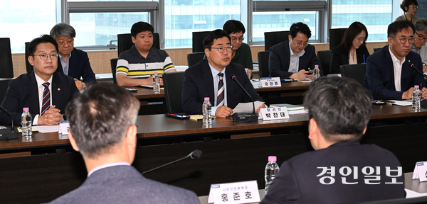 박찬대 인천시장 당선자가 17일 오전 인천 송도국제도시 G타워 8층 업무보고회장에서 열린 ‘인천광역시장직 인수위원회 1차 전체 업무보고’에서 인사말을 하고 있다. 2026.6.17 /조재현기자 jhc@kyeongin.com