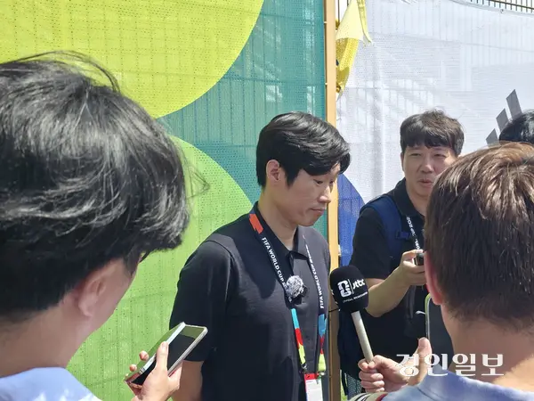 박지성 해설위원이 23일(현지시간) 멕시코 누에보레온주 몬테레이 인근 산니콜라스의 에스타디오 우니베르시타리오 훈련장에서 기자들과 만나 질문에 답하고 있다. 2026.6.23 몬테레이(멕시코)/이영선기자 zero@kyeongin.com