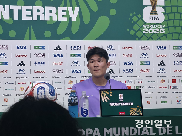 한국 축구 국가대표팀 수비수 김민재가 23일(현지시간) 멕시코 과달루페의 몬테레이 스타디움에서 공식 기자회견에서 기자의 질문을 듣고 있다. 2026.6.23 몬테레이(멕시코)/이영선기자 zero@kyeongin.com