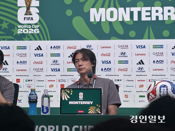 홍명보 한국 축구 국가대표팀 감독이 23일(현지시간) 멕시코 과달루페의 몬테레이 스타디움에서 공식 기자회견에서 기자의 질문을 듣고 있다. 2026.6.23 몬테레이(멕시코)/이영선기자 zero@kyeongin.com